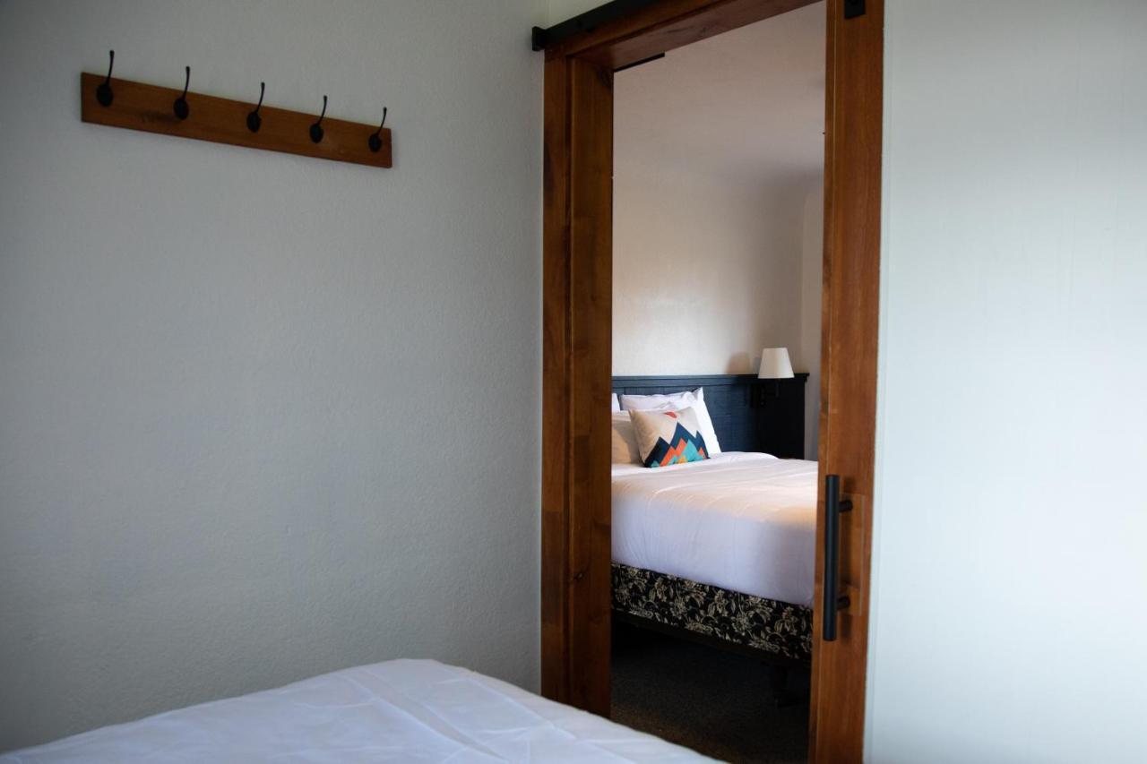 Left Coast Lodge - Pet Friendly Сістерс Екстер'єр фото